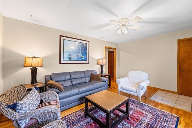 909 E Lexington Avenue, Independence, MO 64050