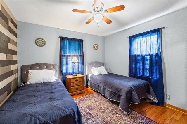 909 E Lexington Avenue, Independence, MO 64050