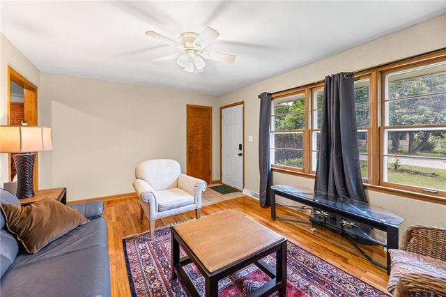 909 E Lexington Avenue, Independence, MO 64050