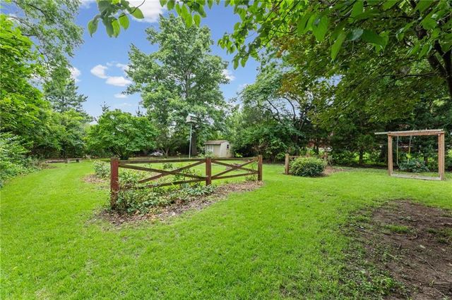 909 E Lexington Avenue, Independence, MO 64050
