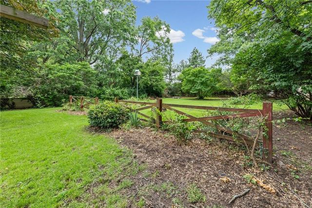 909 E Lexington Avenue, Independence, MO 64050