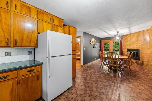 909 E Lexington Avenue, Independence, MO 64050