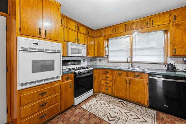 909 E Lexington Avenue, Independence, MO 64050