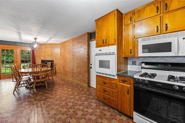 909 E Lexington Avenue, Independence, MO 64050