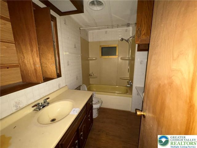 1433 Deerpath Drive, Lehigh Twp, PA 18088