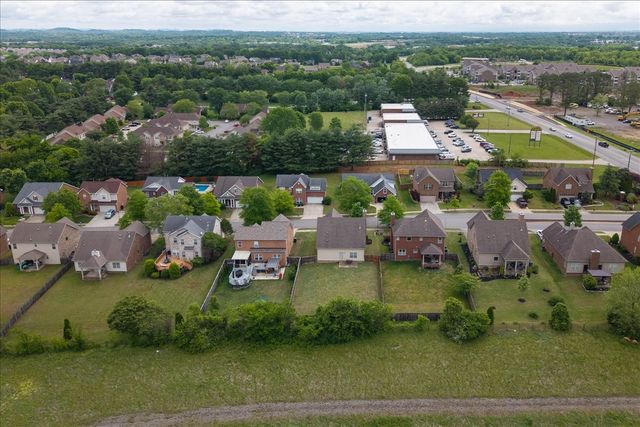 400 Stratford Park Blvd, Gallatin, TN 37066