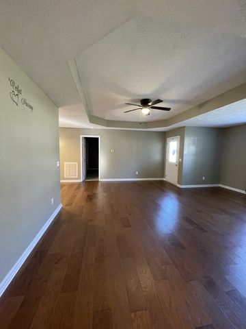 135 Leigh Anna Cir, Lafayette, TN 37083