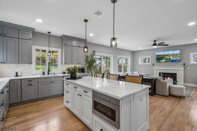 518 Cardinal Ln, Green Brook Twp., NJ 08812