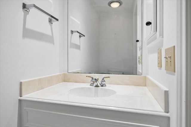 201 Vanderpool Lane 105, Houston, TX 77024