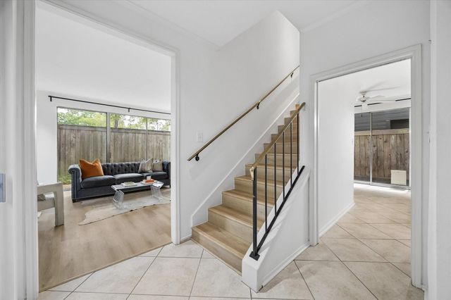 201 Vanderpool Lane 105, Houston, TX 77024