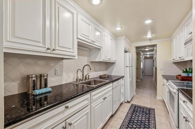 1115 Continentals Way 203, Belmont, CA 94002