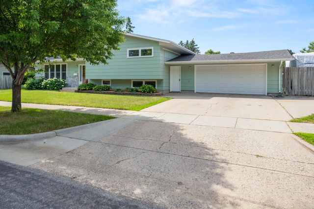 210 29th Avenue N, Fargo, ND 58102