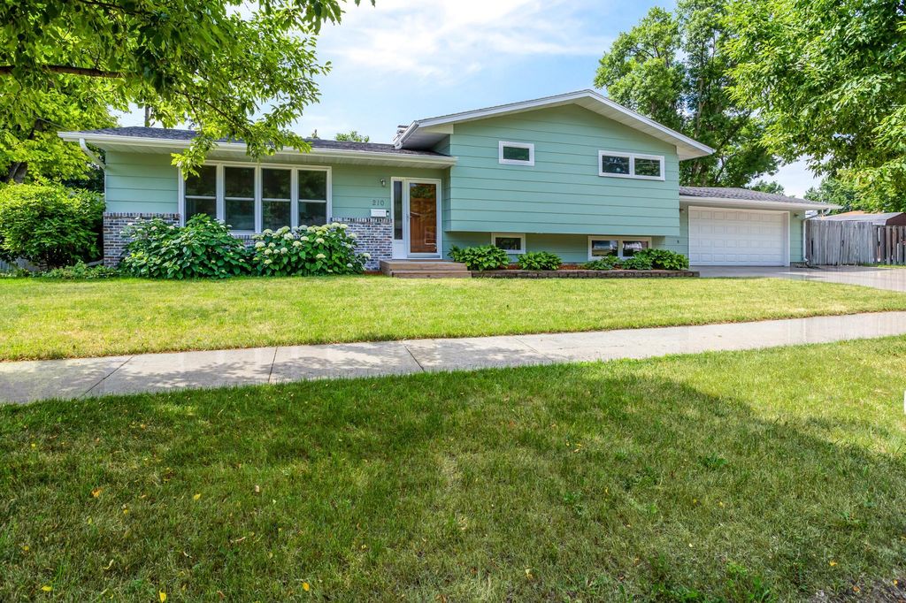 210 29th Avenue N, Fargo, ND 58102