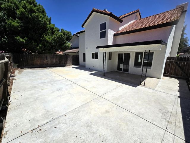 8879 N Barton Avenue, Fresno, CA 93720