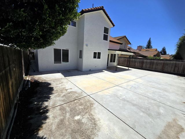 8879 N Barton Avenue, Fresno, CA 93720