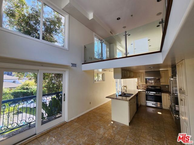 10389 Almayo Avenue 101, Los Angeles, CA 90064