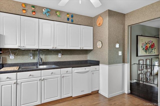 41 N Kings Avenue, Lindenhurst, NY 11757