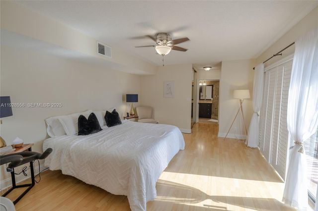 11006 N Harmony Lake Cir, Davie, FL 33324