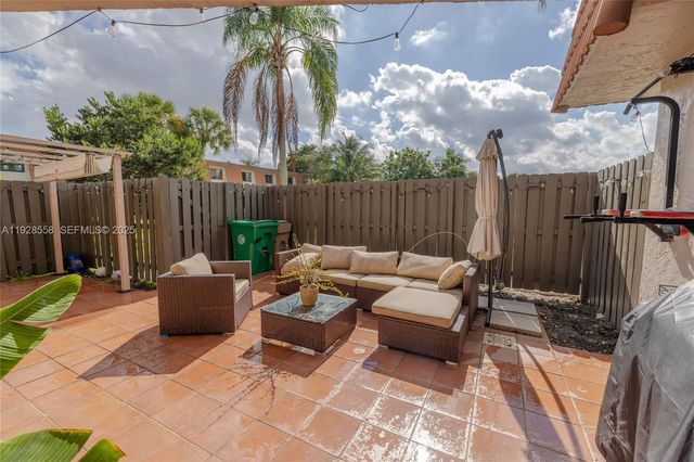 11006 N Harmony Lake Cir, Davie, FL 33324