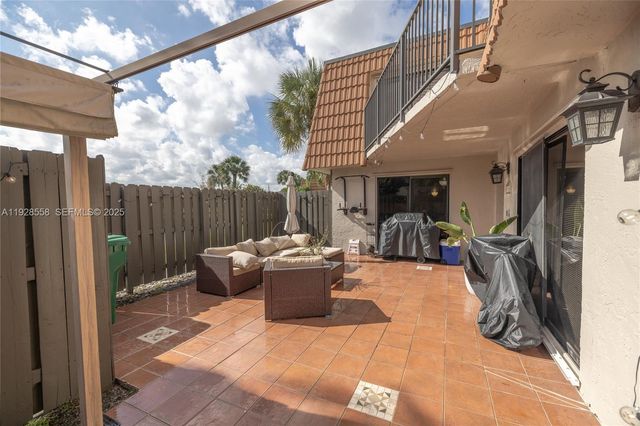 11006 N Harmony Lake Cir, Davie, FL 33324