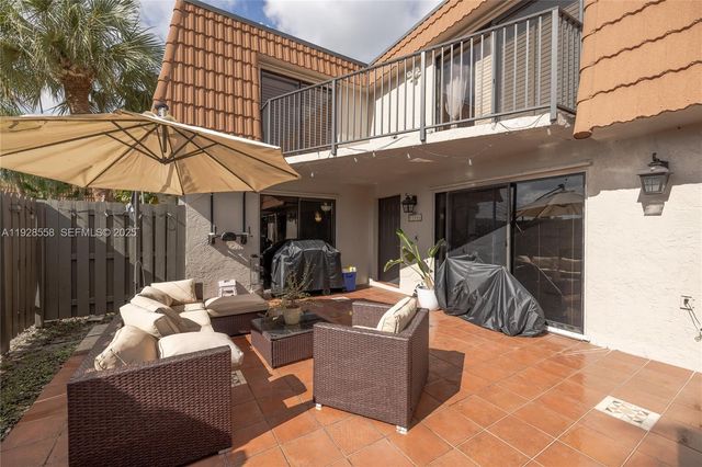 11006 N Harmony Lake Cir, Davie, FL 33324