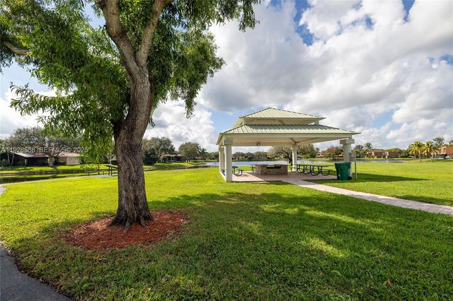 11006 N Harmony Lake Cir, Davie, FL 33324