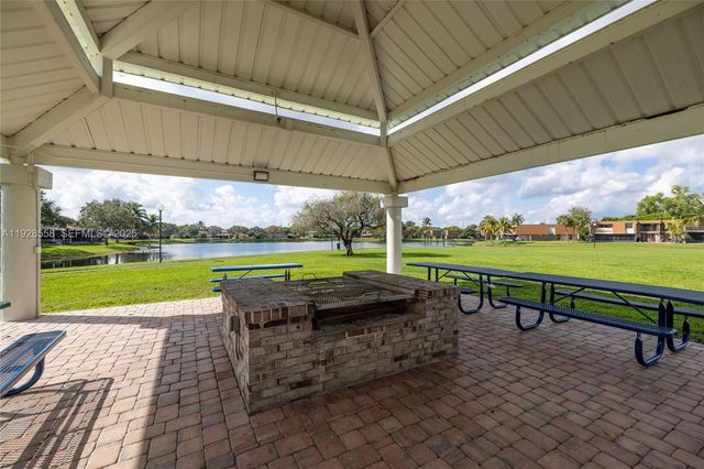 11006 N Harmony Lake Cir, Davie, FL 33324