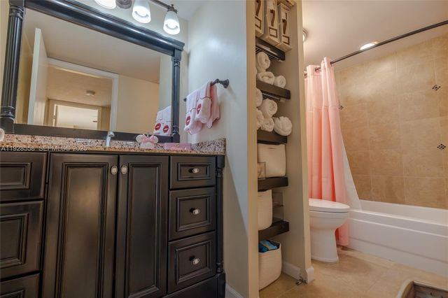 11006 N Harmony Lake Cir, Davie, FL 33324