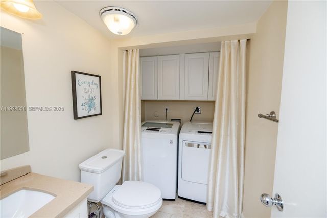 11006 N Harmony Lake Cir, Davie, FL 33324