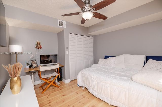 11006 N Harmony Lake Cir, Davie, FL 33324