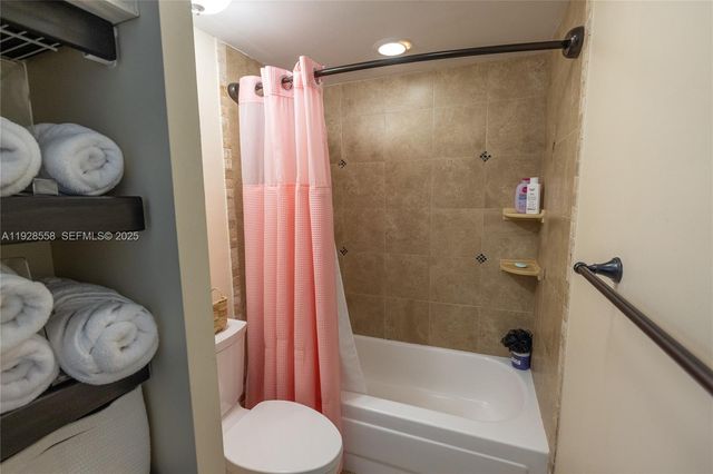 11006 N Harmony Lake Cir, Davie, FL 33324