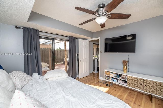 11006 N Harmony Lake Cir, Davie, FL 33324