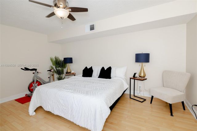 11006 N Harmony Lake Cir, Davie, FL 33324