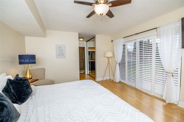 11006 N Harmony Lake Cir, Davie, FL 33324