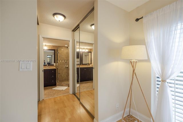 11006 N Harmony Lake Cir, Davie, FL 33324