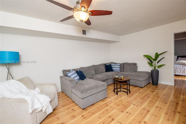 11006 N Harmony Lake Cir, Davie, FL 33324