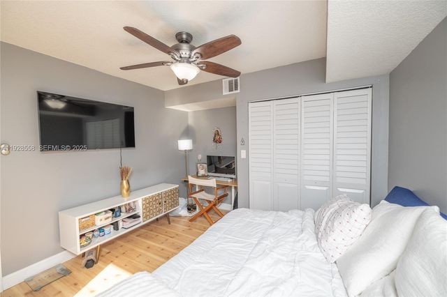 11006 N Harmony Lake Cir, Davie, FL 33324