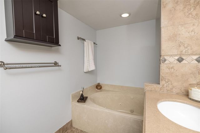 11006 N Harmony Lake Cir, Davie, FL 33324