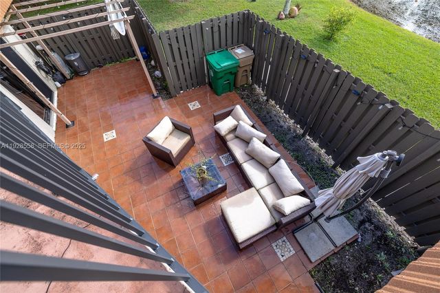 11006 N Harmony Lake Cir, Davie, FL 33324