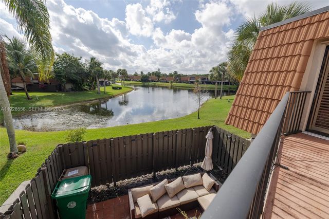 11006 N Harmony Lake Cir, Davie, FL 33324