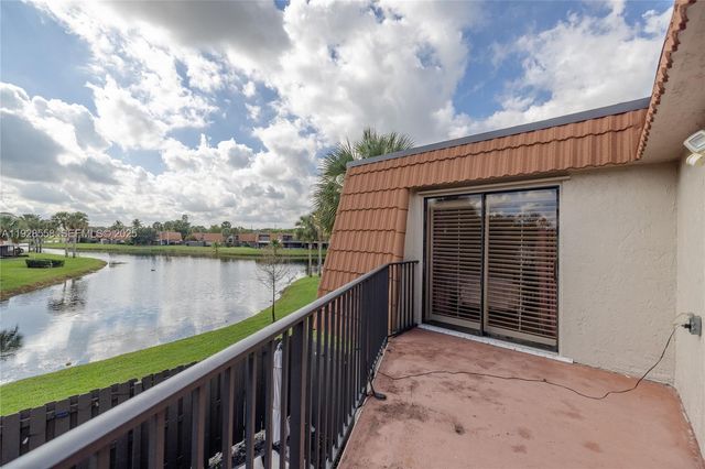 11006 N Harmony Lake Cir, Davie, FL 33324