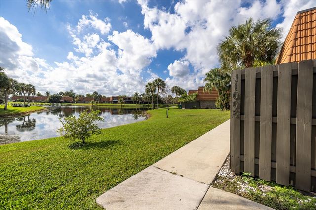 11006 N Harmony Lake Cir, Davie, FL 33324