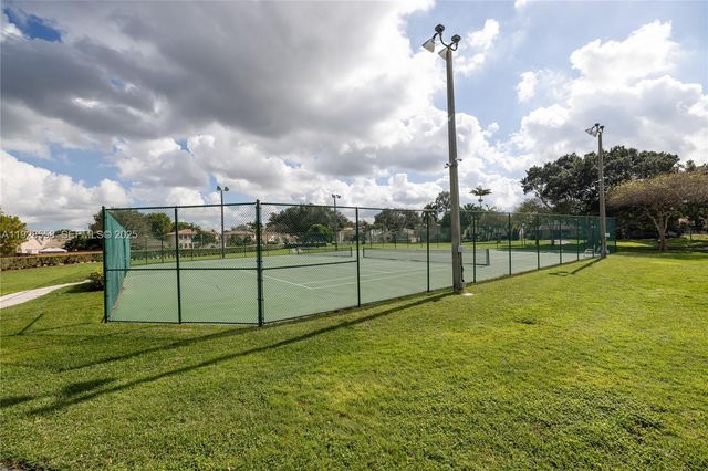 11006 N Harmony Lake Cir, Davie, FL 33324