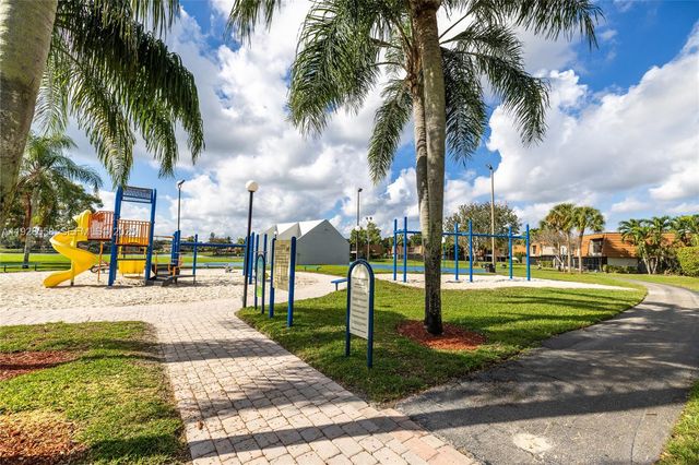 11006 N Harmony Lake Cir, Davie, FL 33324