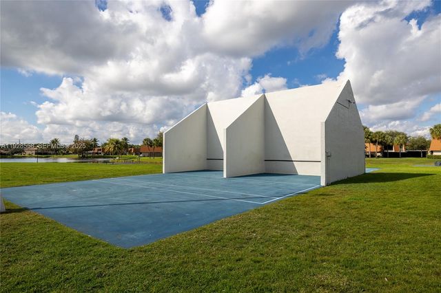 11006 N Harmony Lake Cir, Davie, FL 33324