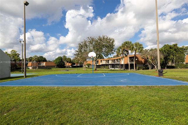 11006 N Harmony Lake Cir, Davie, FL 33324