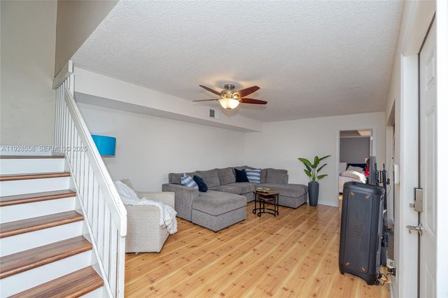 11006 N Harmony Lake Cir, Davie, FL 33324