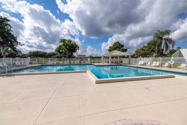 11006 N Harmony Lake Cir, Davie, FL 33324