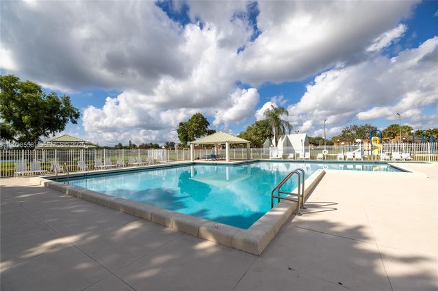 11006 N Harmony Lake Cir, Davie, FL 33324