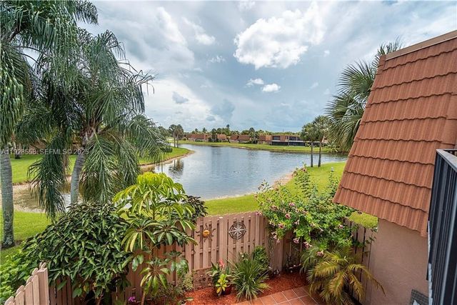11006 N Harmony Lake Cir, Davie, FL 33324